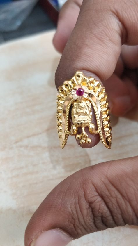 Anji Ring Gold, Tamil Selvi, Vanki Ring, Latest Earrings Design, Traditional Rangoli, Rings Ladies, Small Earrings Gold, Indian Rings, Gold Jhumka Earrings