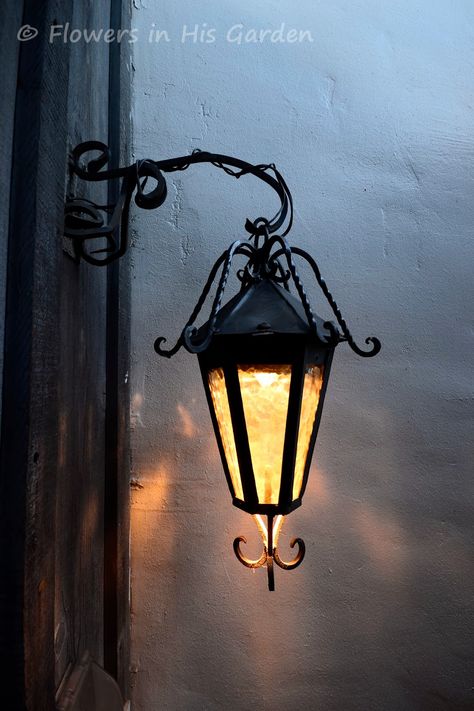 Street Lamp Photography, Lantern On Wall, Street Light Art, Lantern Design Ideas, Street Light Painting, Lights Drawing, Lantern Photography, Lamp Painting, Lantern Painting