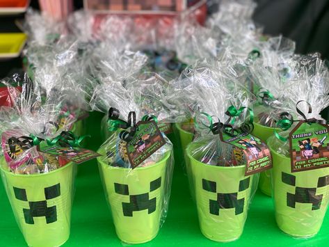 Minecraft Party Bag Ideas, Minecraft Goody Bags, Easy Minecraft Party Decorations, Minecraft Birthday Giveaways, Minecraft Candy Bags Ideas, Minecraft 8th Birthday Party, Minecraft 7th Birthday Party, Enderman Birthday Party, Minecraft Birthday Gift Ideas