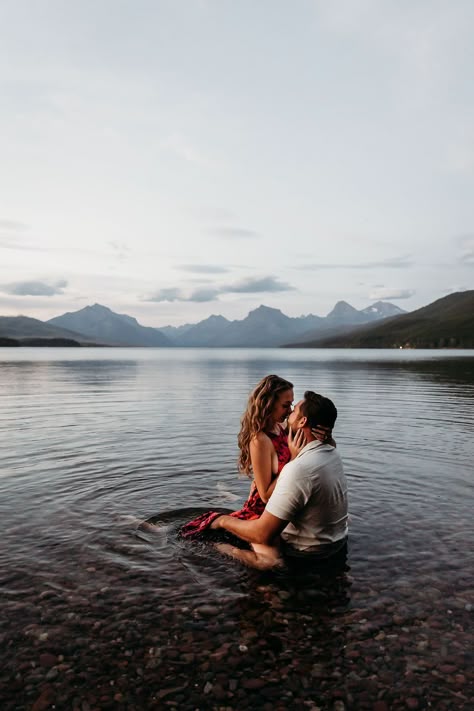 Outdoor Engagement Photos in Lake McDonald | Adventure Engagements | Montana Photographer. Lose yourselves in the beauty of Glacier National Park this summer and capture your love in a romantic lakeside engagement photoshoot. Find western engagement announcement, glacier national park engagement, lake engagement ideas and montana engagement photos. Book Brogan for your outdoor western engagement session at photographybybrogan.com. Kayak Engagement Photos, Lake Arrowhead Engagement Photos, River Photoshoot Ideas Couple Photos, Family Photos In Water, Couple Lake Photos, Alaska Engagement Photos, Water Engagement Pictures, Lake Couple Aesthetic, Engagement Photos Creek