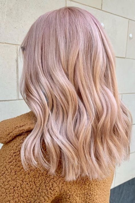 Light Rose Gold Hair Blonde, Hair Colours For Winter, Rose Blonde Hair, Hair Trends 2022, Rose Gold Hair Blonde, Pastel Purple Hair, Rose Blonde, Winter Hair Trends, Winter Hair Color Trends