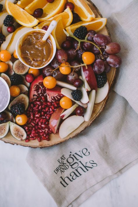 Fall Fruit Tray | The Blondielocks | Life + Style Fall Platter Ideas, Thanksgiving Fruit Board, Fruit Platter Thanksgiving, Fall Fruit Tray Ideas, Fall Fruit Board, Winter Fruit Tray, Fall Fruit Charcuterie Board, Fall Fruit Platter Ideas, Fall Fruit Tray