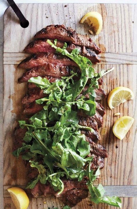 Steak Diner, Dinner Party Entrees, Party Entrees, Summer Potluck Recipes, Arugula Recipes, Summer Potluck, Grilled Steak Recipes, Enjoy Your Meal, Dinner Party Summer