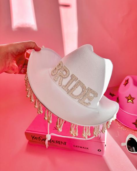 HEN PARTY ACTIVITY: DIY our plain cowboy hats! Pink for the bride tribe and white for the bride! 🤠 Cowgirl Bachelorette, Hens Party, Vintage Flowers Wallpaper, Cowboy Outfits, Cowgirl Chic, Cowboy Style, Flowers Wallpaper, Cow Girl, Bride Tribe