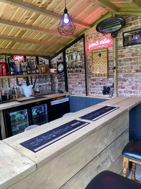 Photos: Couple turn garden shed into authentic pub in 3 days for $600 - Insider Garden Pub Shed, Shed Bar Ideas, Backyard Pub, Garden Bar Shed, Building A Home Bar, Outdoor Garden Bar, Diy Outdoor Bar, Bar Shed, Home Bar Rooms