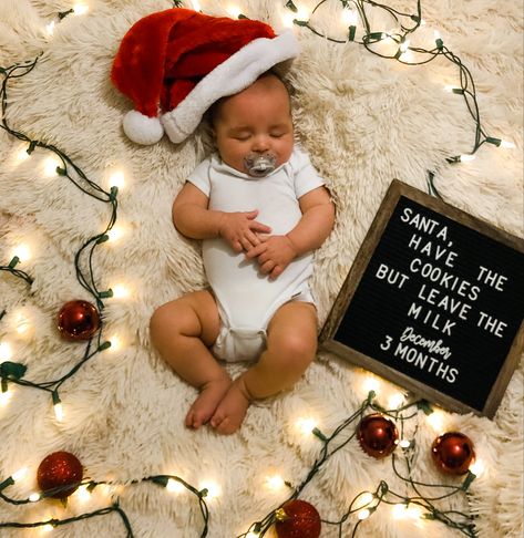 Xmas Newborn Pictures, Diy Newborn Holiday Pictures, 8 Month Baby Photoshoot December, Easy Milestone Pictures, Baby Photos Christmas Ideas, One Month Christmas Baby, Baby Photo Shoot Christmas, Diy Christmas Photoshoot Newborn, Christmas Photo Baby Boy