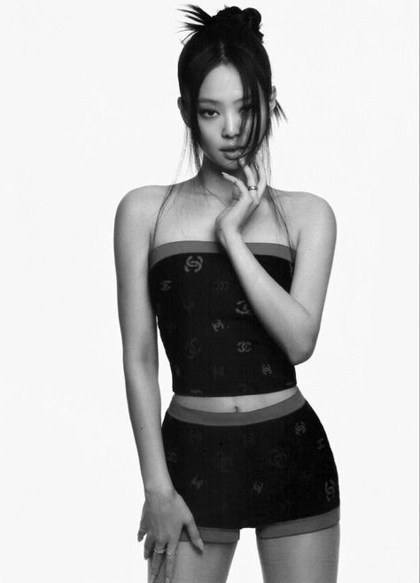 Jennie Black And White, Jennie Body, Jennie Calvin Klein, Jennie Kim Blackpink, Jennie Lisa, Jennie Kim, Kpop Fashion Outfits, Blackpink Fashion, Blackpink Jennie