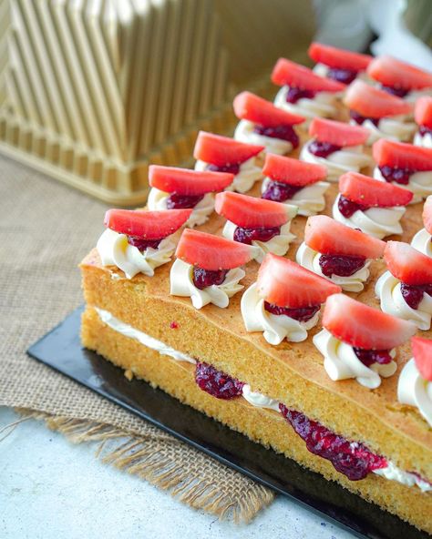 Victoria Sandwich Cake, Victoria Sandwich, Sandwich Cake, Mini Cheesecake, Food Lover, Pastry, Cheesecake, Sandwiches, Chef