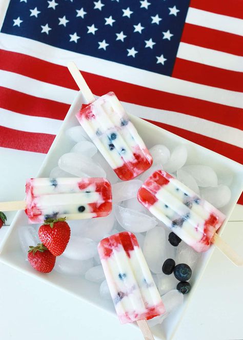 Healthy Red White and Blue Popsicles - 3 Ingredients! Fourth Of July Popsicles, Red White Blue Popsicles, 4th Of July Healthy Food, Healthy 4th Of July Food, Freeze Pop Recipes, 4th Of July Popsicles, Fourth Of July Treats, Red White And Blue Food, Red White Blue Food