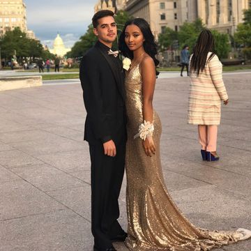 Black And Gold Prom Couple, Gold Prom Couple, Homecoming Couples Outfits, Prom Couples Outfits, Couple Prom, Prom Gold, Prom Picture Poses, Prom Photoshoot, Prom Couples