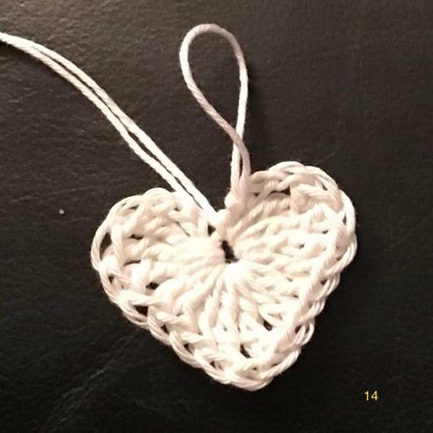 Tutorial cuoricino uncinetto (crochet heart tutorial) - Crochet Crochet Heart Tutorial, Crochet A Granny Square, Heart Tutorial, Free Crochet Doily Patterns, Knitting And Crochet Patterns, Granny Square Bag, Crochet Stars, Crochet Blog, Tutorial Crochet