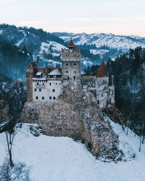 Romanian Castles, Bran Castle, Dracula Castle, Transylvania Romania, Old Castle, Most Haunted Places, Brasov, Most Haunted, Beautiful Castles