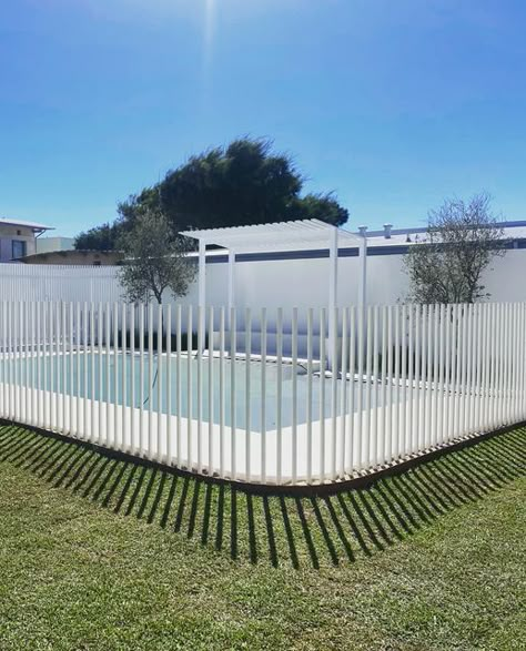 Pool White Fence, Pool With White Fence, Aluminium Pool Fence Ideas Australia, White Fence Pool Area, Pretty Pool Fence, Clear Pool Fence, Modern Pool Fence Ideas, White Pool Fence Ideas Australia, Aluminium Pool Fence