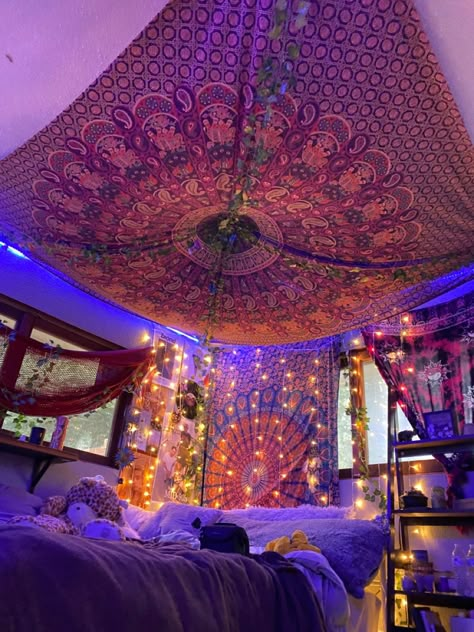 Bedroom Decor Trippy, Room Ideas Trippy Aesthetic, Trippy Bedroom Decor Room Ideas, Trippy Rooms Aesthetic Decor, Trippy Room Decor Ideas, Cozy Hippie Bedroom, Bedroom Ideas Trippy, Room Ideas Trippy, Ceiling Decorations Bedroom