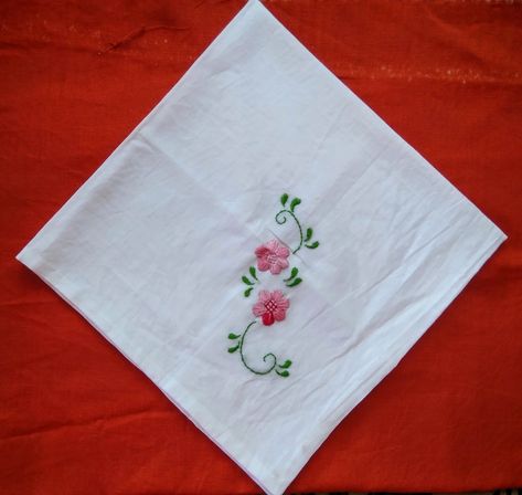 Hand Kerchief Embroidery Design, Hanky Embroidery Design, Handkerchief Embroidery Design, Embroidery Hankies, Stitch Tutorial Embroidery, Magazine Tutorial, Rumal Design, Napkin Embroidery, Embroidery Handkerchief