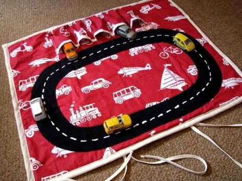 Last Minute DIY Christmas Gifts - Makerist Play Mat Diy, Car Play Mats, Toy Car Storage, Fantasy Play, Trendy Sewing, Operation Christmas Child, Boys Toys, Sewing Projects For Kids, Baby Play Mat