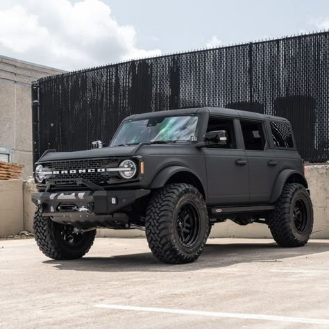 Bronco Wheels And Tires, Bronco Blacked Out, Bronco Ford 2022 Interior, Bronco Matte Black, Lifted Bronco Sport, New Bronco Lifted, Bronco Ford Interior, Black Bronco Sport, Ford Bronco Modified