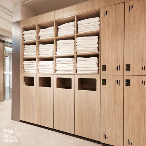 Not only do we serve you with fresh and clean towels, we also have a specialized joinery for your dry and wet towels. Spa Locker Room Design, Fresh Towels, Luxury Locker Room, Gym Towel Station, Small Changing Room, Modern Lockers, Modern Locker Room, Fitness Room Design, Gym Locker Room