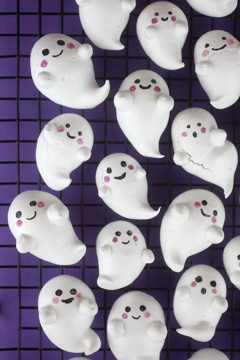 Meringue Cookies Halloween, Ghost Dessert Ideas, Meringue Ghosts Recipe, White Halloween Food, Fall Meringues, Monster Meringues, Halloween Meringue Cookies, Halloween Meringues, Meringue Animals