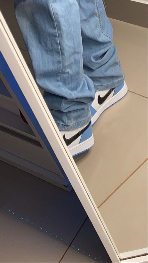 Boys Shoes Aesthetic, Beautiful Beach Pictures, Jordan Outfit, Spring Outfits Men, Snap Friends, All Nike Shoes, Streetwear Fits, Brown Jeans, Men Stylish Dress