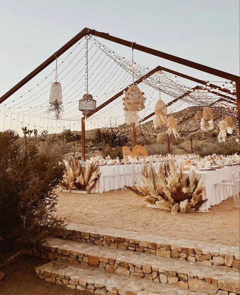 Karoo Wedding, Desert Boho Decor, Ideas Casamiento, Red Rock Wedding, Wedding Themes Outdoor, Bm Dresses, Desert Climate, Decor Business, Snow Wedding