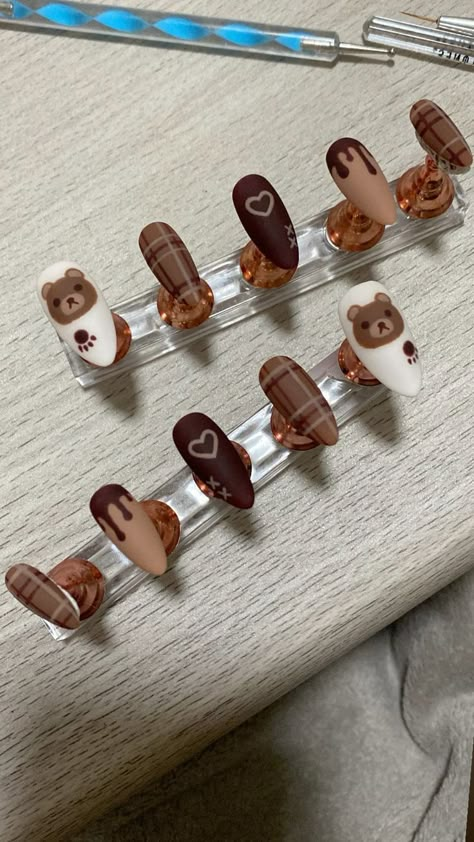 Cute Brown And White Nails, Brown Press On Nail Designs, White And Light Brown Nails, Brown And White Nail Art, Brown Bear Nails Design, Cute Bear Nail Designs, Cute Bear Nails Korean, Brown Themed Nails, Cute Bear Nail Art