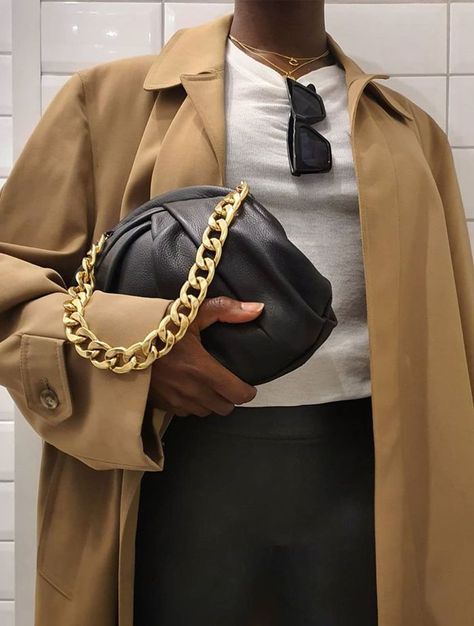 Quiet luxury buys: chain bag and trench coat Chain Bag Outfit, Luxury Outfits Women, Quiet Luxury Outfits, Luxury Jeans, Kawaii Clothes Goth, High Leather Boots, Fashion Buyer, Quiet Luxury, Chain Bag