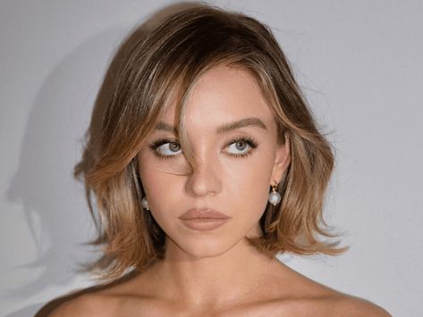 What Is Reverse Balayage? Clorists Explain Benefits, Cost, and More Sydney Sweeney Short Hair, Sydney Sweeney Hair, Darker Blonde, What Is Balayage, Reverse Balayage, Blonde Short Hair, Blonde Short, Sydney Sweeney, Hair Color Techniques