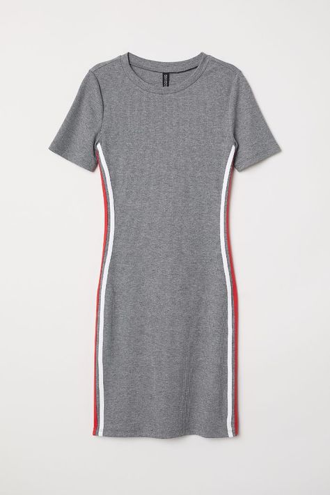 H&M Short-Sleeved Jersey Dress Short Fitted Dress, Crop Top Outfits, Girls Fashion Clothes, Teenage Fashion Outfits, Teen Fashion Outfits, Jersey Dress, Cute Casual Outfits, Fitted Dress, Teen Fashion