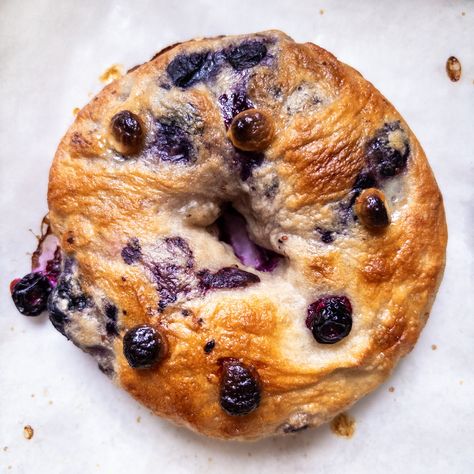 Easy homemade Blueberry Bagels Recipe with creamy white chocolate. Perfectly chewy, bursting with blueberries and studded with sweet white chocolate. Blueberry Bagels Recipe, Blueberry Bagels, Blueberry White Chocolate, Homemade Bread Dough, Blueberry Biscuits, Blueberry Bagel, Bagels Recipe, Homemade Sourdough Bread, Vegetarian Desserts