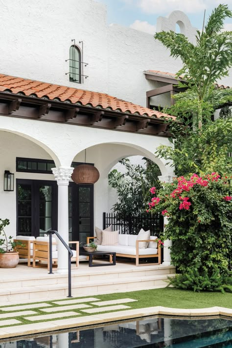 “We didn’t want to take away from the beautiful architecture or landscaping,” the designer says of the loggia. Harbour outdoor furnishings, including a coffee table alongside a teak-framed sofa and armchairs, accompany cushions made of a Perennials material. Garage Apartment Ideas, Spanish Revival Home, Spanish Villa, Palm Beach Style, Mediterranean House, Spanish Home, Spanish Style Home, Spanish Architecture, Spanish Style Homes