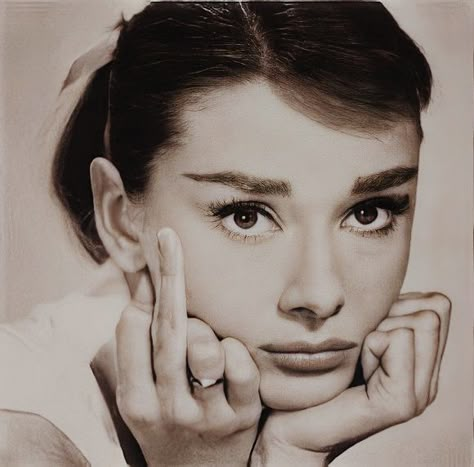 Aubrey Hepburn, Audrey Hepburn Photos, Audrey Hepburn Style, Hepburn Style, Billie Holiday, Foto Art, Black And White Aesthetic, White Photo, White Aesthetic