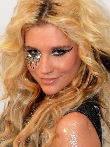 Kesha looked like a future Egyptian princess at Wireless Festival this year! She teamed huge cat-eyes with a gold decoration under one eye and piled on the glitter - Cosmopolitan.co.uk Kesha Costume, Kesha Makeup, Kesha Concert, Festival Makeup Looks, Glam Rock Makeup, Rock Makeup, Egyptian Princess, Katerina Graham, Party Eyes