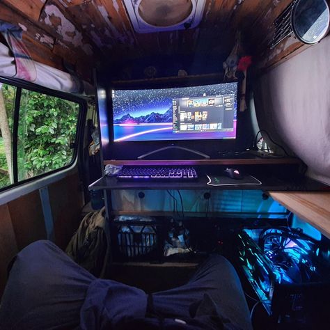 Rate this van battlestation 1-10! 👇 [via reddit user/Lord_An00bis] This is probably one of most unique gaming setups I have seen! I did not know you could even do this. The van is a Toyota Hiace Commuter. He rents a small parking space near a house to plug in. Also, can power it from solar for about 5hrs max after the sun has settled. He gets about 44 Mbps internet speeds which is more than a lot of gamers out there! 🤯 The keyboard is a Ducky Shine 6 and mouse is the Razer Deathadder. He is u Living In A Van, Computer Set, Campervan Life, Van Life Diy, Van Home, Van Living, Gaming Room Setup, Van For Sale, Camper Conversion