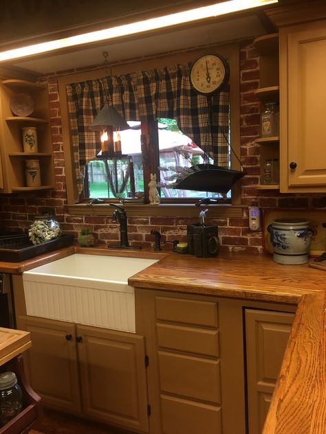 Primitive Kitchen Backsplash, Kitchen Brick Wall, Primitive Kitchen Cabinets, Primitive Country Kitchen, Colonial Kitchens, Brick Backsplash Kitchen, Primitive Kitchen Decor, Colonial Kitchen, Brick Kitchen