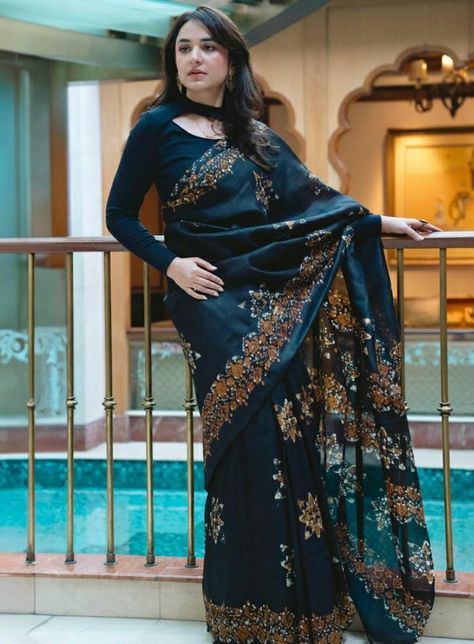 Pakistani Actress In Saree, Rukshar Dhillon, Glamour Clothing, Long Blouse Designs, Desi Dress, Yumna Zaidi, Desi Outfits, Simple Saree Designs, Velvet Dress Designs