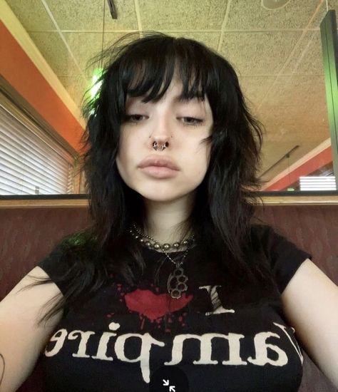 64il3e Outfits, Sick Beauty Aesthetic, Emo Y2k Hair, Black Layered Hair With Bangs, Goth Shag Hair, Shoulder Length Alternative Hair, Foxy Haircuts, Goth Haircuts, Goth Haircut