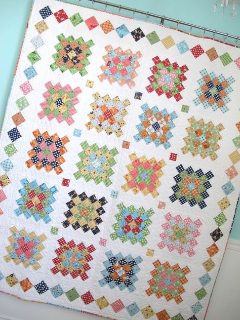 Introducing Great Granny Squared by Lori Holt! - The Jolly Jabber Quilting Blog Granny Square Quilt, Sunburst Granny Square, Market Flowers, Farmers Wife Quilt, Postage Stamp Quilt, Bee In My Bonnet, Lori Holt, Pretty Quilt, Patchwork Quilt Patterns