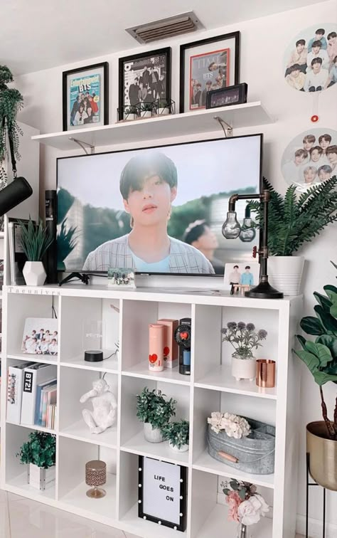 Kpop House Decor, Cute Book Display, Kpop Room Aesthetic Bedrooms, Bts Shelf Ideas, Kpop Aesthetic Room, Kpop Room Ideas, Kpop Shelf, Bts Room, Ikea Inspiration