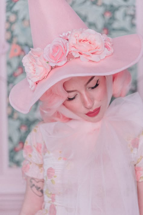 Pastel Halloween Costume, Pastel Witch Aesthetic Outfit, Witch Hat Pattern Free, Witch Hat With Flowers, Pastel Witch Aesthetic, Pink Witch Costume, Pink Witch Aesthetic, Pink Witch Hat, Bubblegum Witch