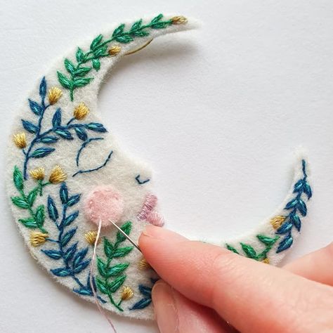 Felt Moon, Noodle Art, Cloud Craft, Waldorf Crafts, Clothes Embroidery Diy, Creative Diy Gifts, Felt Ornament, Felt Embroidery, Fabric Ornaments