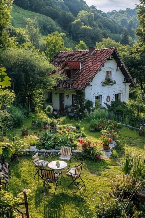 Casa Vintage, Dream Cottage, House Goals, Garden Cottage, Alam Yang Indah, Pretty House, Dream House Decor, Dream Garden, House Inspo