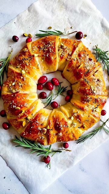 Wreath Appetizer Crescents, Cranberry Brie Pastry Wreath, Christmas Wreaths Food, Cranberry And Brie Crescent Ring, Cranberry Brie Crescent Wreath, Brie Cranberry Wreath, Cresent Wreath Recipe, Crescent Christmas Wreath, Croissant Wreath Recipe