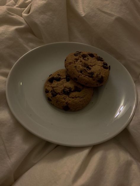 Aesthetic Food Chocolate, Chocolate Chips Aesthetic, Brown Cookies Aesthetic, Chocolate Cookie Aesthetic, Chocolate Desert Aesthetic, Eating Chocolate Aesthetic, Baked Cookies Aesthetic, Chocolate Desserts Aesthetic, Cookies Aesthetic Photography