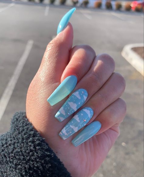 Acrylic Nails Cloud Design, Cloud Inspired Nails, Blue Sky Nail Designs, Cloud Blue Nails, Clouds Nails Design, Blue Nails With Cloud Design, Blue Cloud Nail Designs, Sky Themed Nails, Blue Nails Clouds