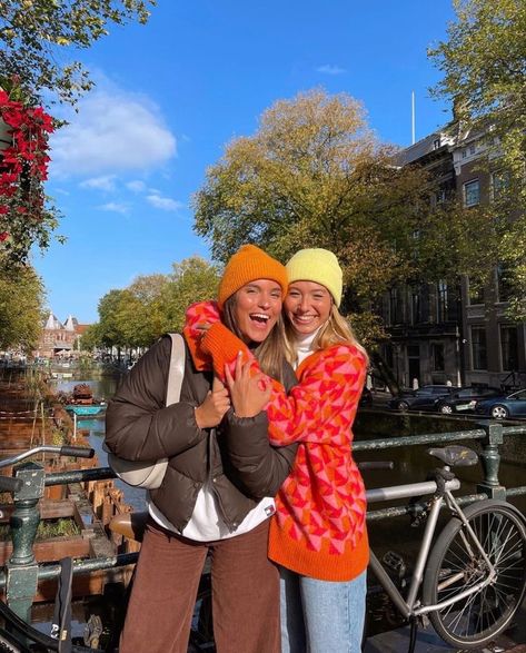 Fall Aesthetic Leaves, Bows Outfit, Aesthetic Leaves, Friends Picture, Amsterdam Photos, Chica Cool, Europe Outfits, Fall Fits, Winter Fits