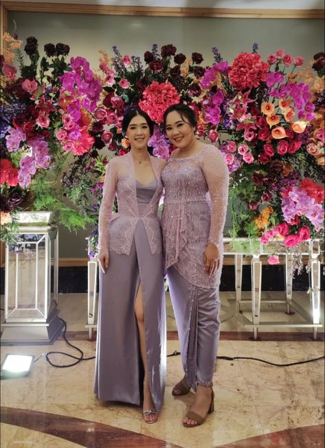 Ootd Wedding Party Casual, Kebaya Modern Dress Bridesmaids, Satin Brokat Dress, Bridesmaid Non Hijab, Dress Bridesmaid Brokat, Bridesmaid Dresses Brokat, Model Kebaya Untuk Orang Gemuk, Dress Brokat Modern Bridesmaid, Inspirasi Dress Bridesmaid