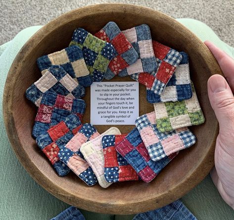 Small Quilted Gifts, Prayer Quilt, Pocket Prayer, Scrap Fabric Crafts, Quilted Gifts, Quilt Projects, Old Quilts, Small Sewing Projects, Christmas Sewing