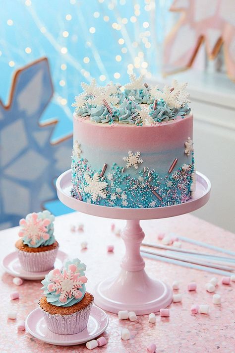 Frozen Buttercream Cake, Winter Themed Cake, Winter Birthday Cake, Snowflake Wedding Cake, Frozen Cake Ideas, Frozen Birthday Party Cake, Winter Torte, Pastel Frozen, Peggy Porschen Cakes