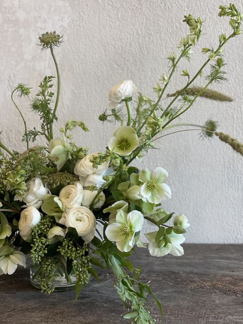 Greenery Wedding Aesthetic, Olive Green Wedding Florals, Large Scale Floral Arrangements, Luxury Beach Wedding Decorations, Different Wedding Flowers, Abstract Wedding Florals, Wedding Florals With Greenery, European Wedding Flowers, White And Green Arrangements